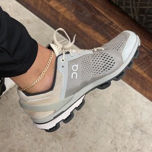 ON cloud Women's Cloudsurfer Running Sneaker Shoes, Glacier/Black,  9.5